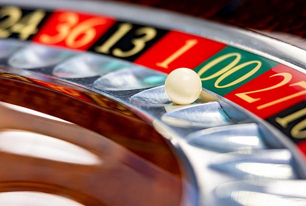 Live dealer spinning roulette wheel on lambo388 login